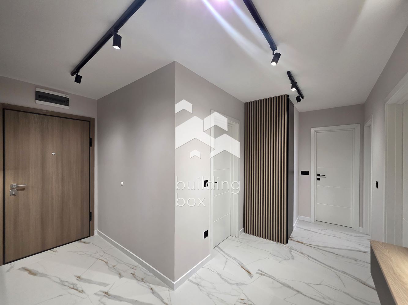 Чисто нов, поръчково обзаведен тристаен апартамент - 0