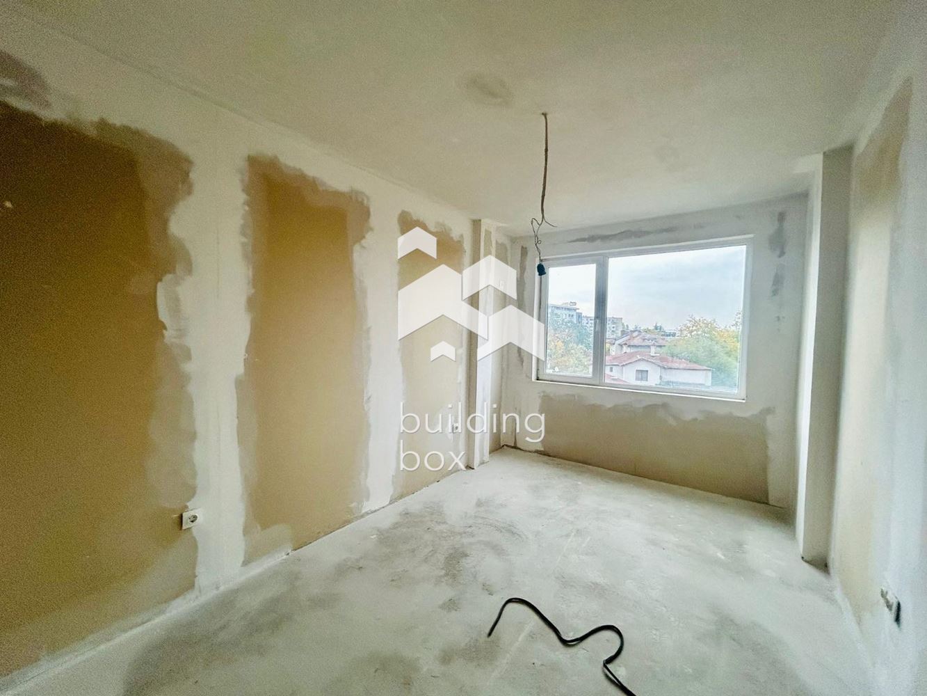 Продава тристаен апартамент в ж.к. “Обеля 1”.