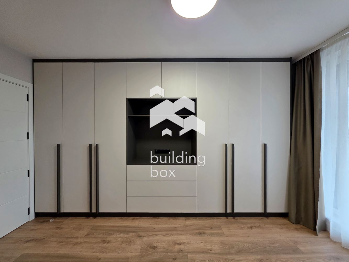 Чисто нов, поръчково обзаведен тристаен апартамент - 0