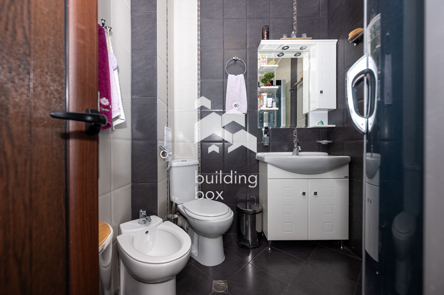 Тристаен обзаведен апартамент на ул. "Рая" - 0