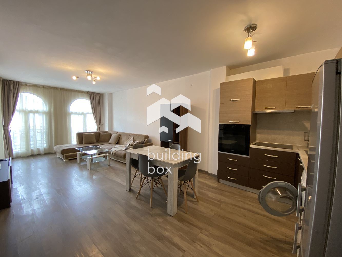 Тристаен обазаведен под наем срещу МУ Пловдив.