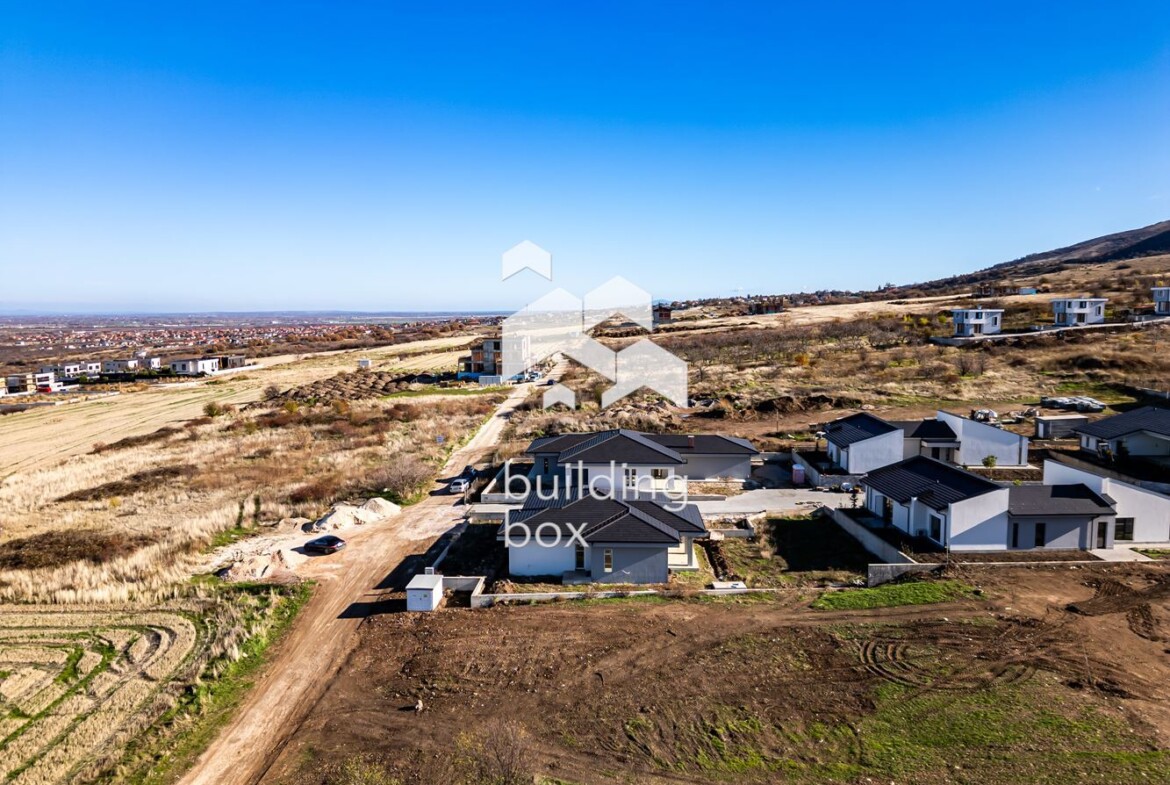 Едноетажна къща със страхотна панорама в Марково - 0