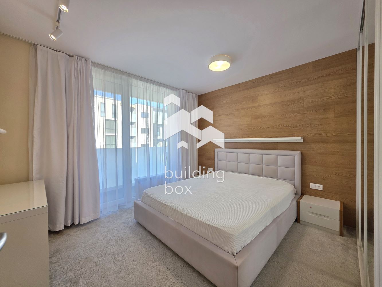 Светъл и просторен тристаен апартамент в престижна сграда в квартал Изгрев - 0