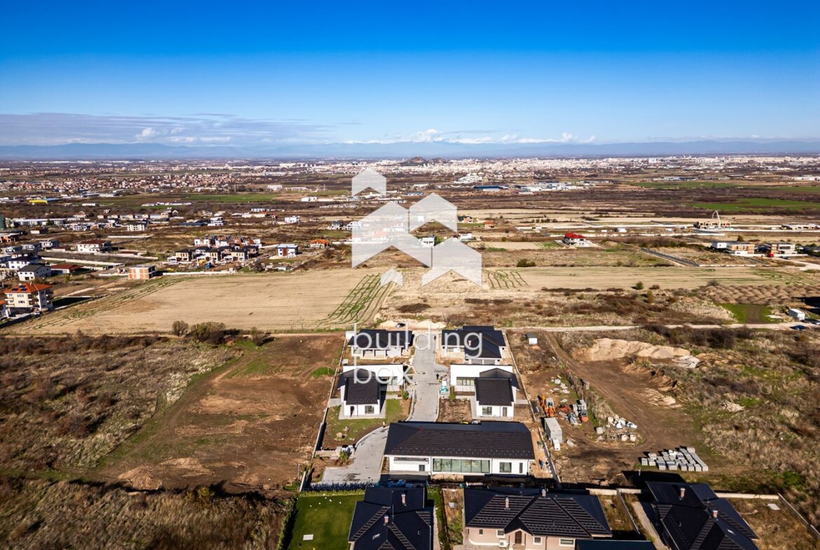 Едноетажна къща със страхотна панорама в Марково - 0