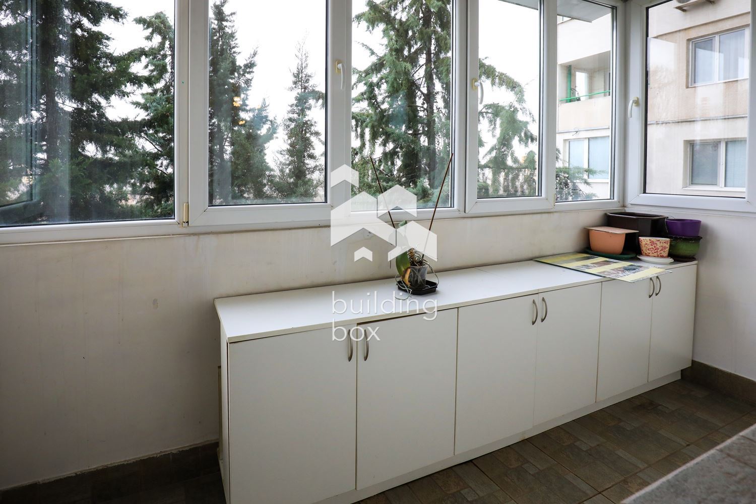 Просторен 4-стаен апартамент - 0