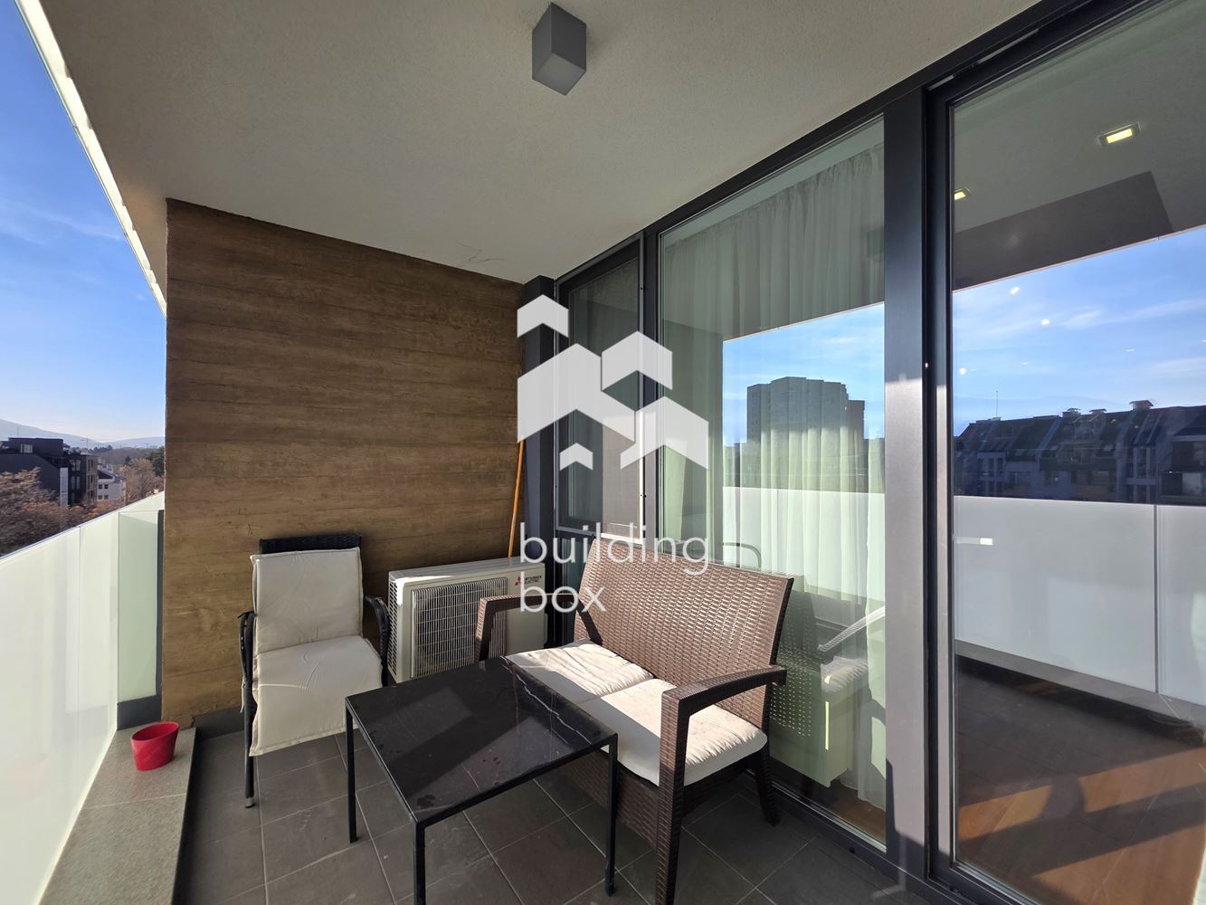 Светъл и просторен тристаен апартамент в престижна сграда в квартал Изгрев - 0