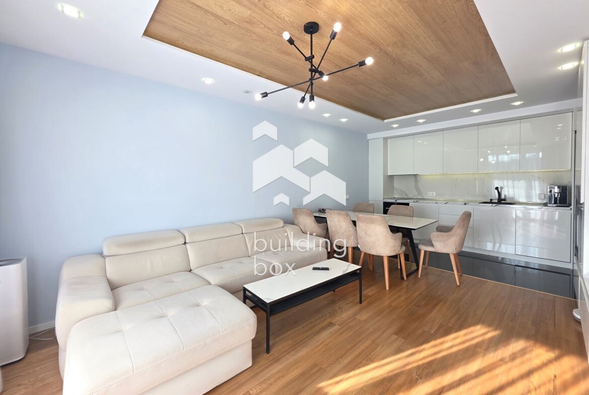 Светъл и просторен тристаен апартамент в престижна сграда в квартал Изгрев - 0