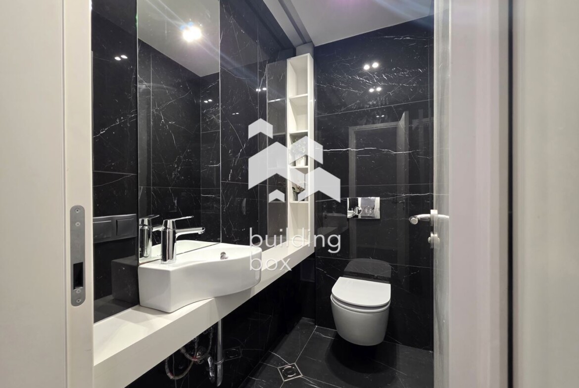 Светъл и просторен тристаен апартамент в престижна сграда в квартал Изгрев - 0