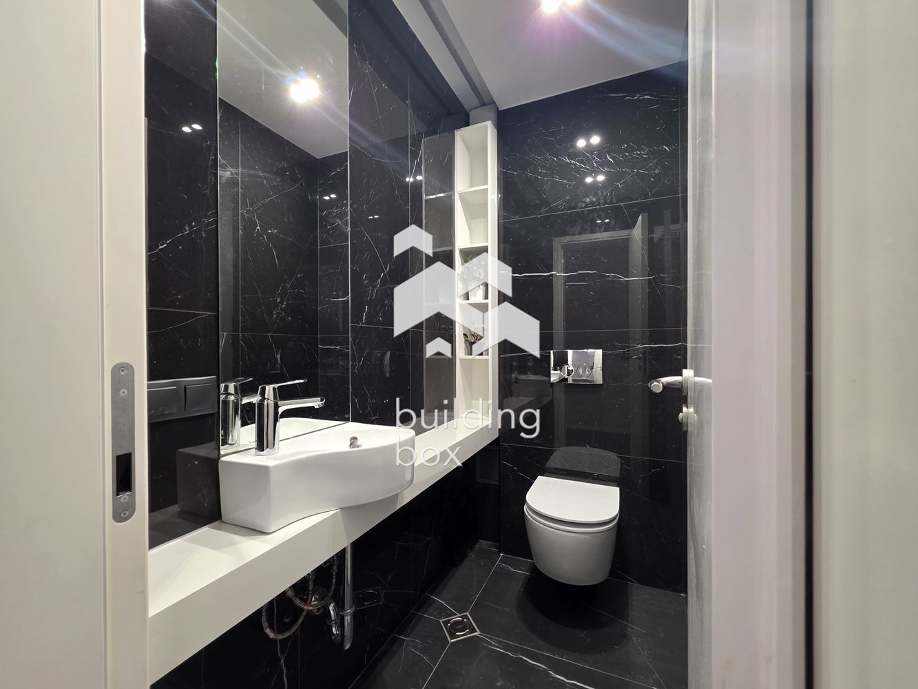 Светъл и просторен тристаен апартамент в престижна сграда в квартал Изгрев - 0