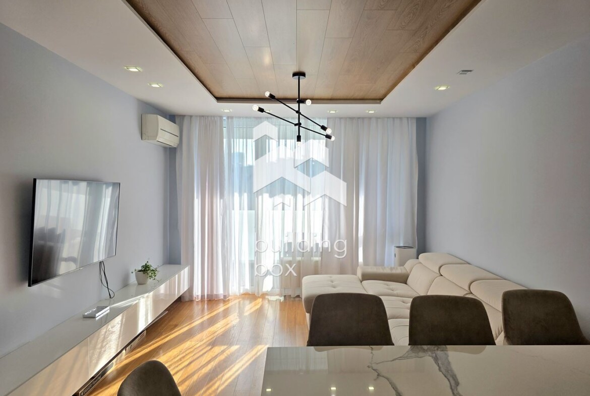 Светъл и просторен тристаен апартамент в престижна сграда в квартал Изгрев - 0