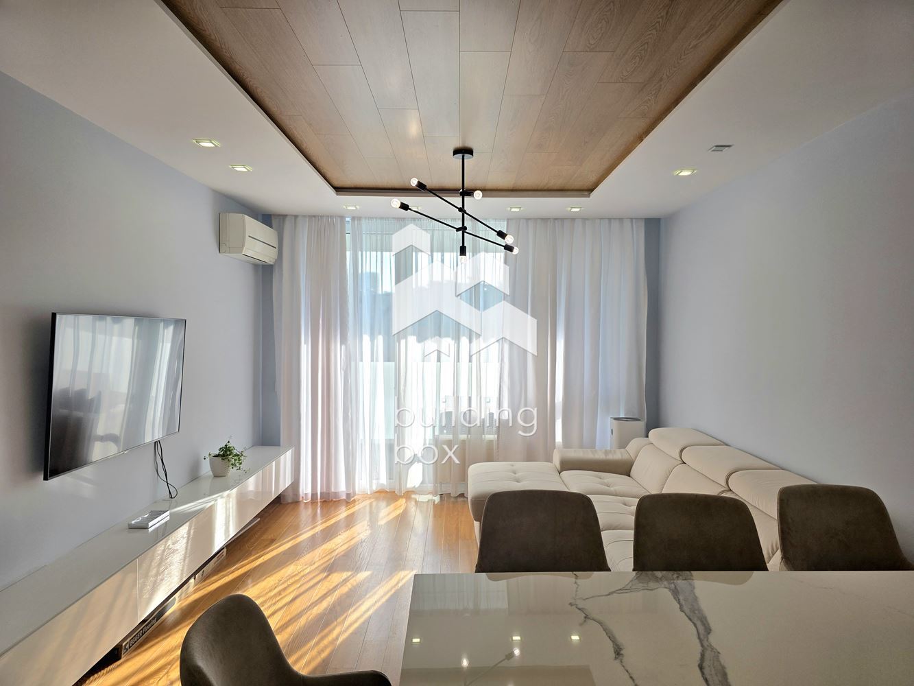 Светъл и просторен тристаен апартамент в престижна сграда в квартал Изгрев - 0