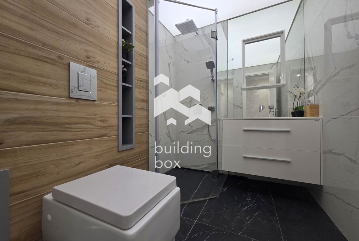 Светъл и просторен тристаен апартамент в престижна сграда в квартал Изгрев - 0