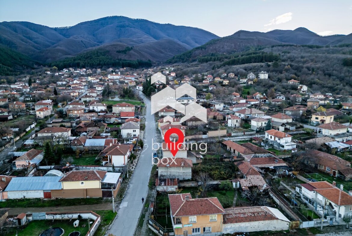 Двуетажна къща - село Новаково - 0