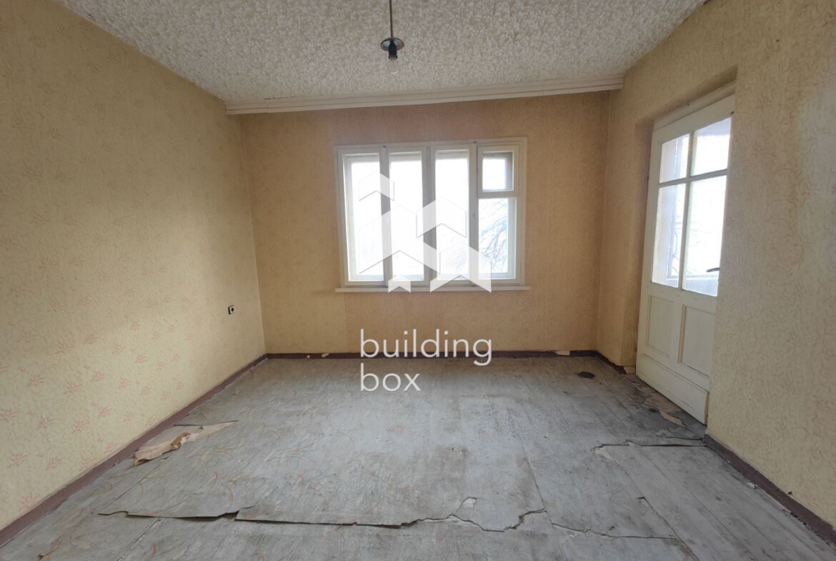 Двуетажна къща в с. Първенец - 0