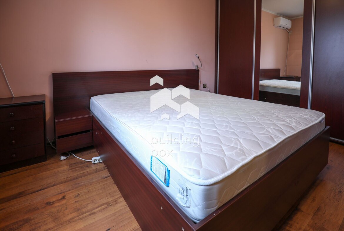 Просторен 4-стаен апартамент - 0