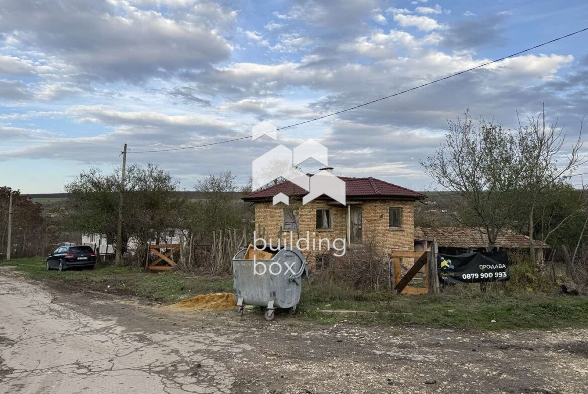 Къща на два етажа в село Войводино - 0