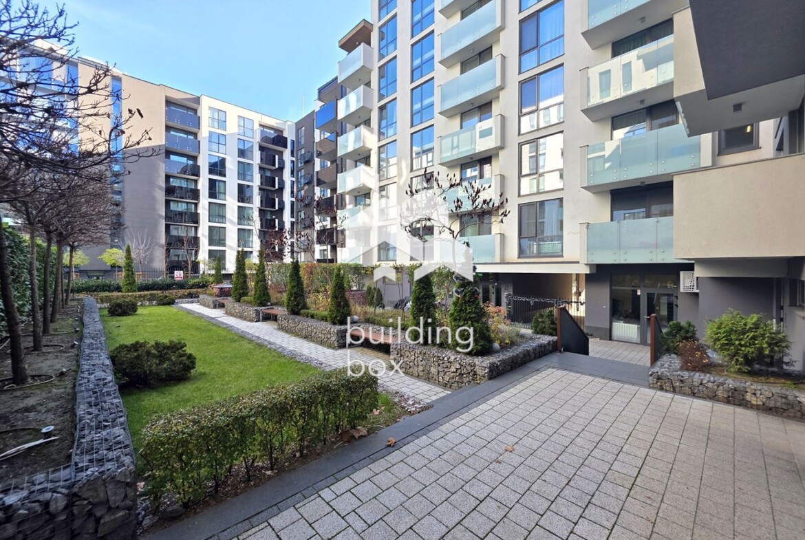 Светъл и просторен тристаен апартамент в престижна сграда в квартал Изгрев - 0