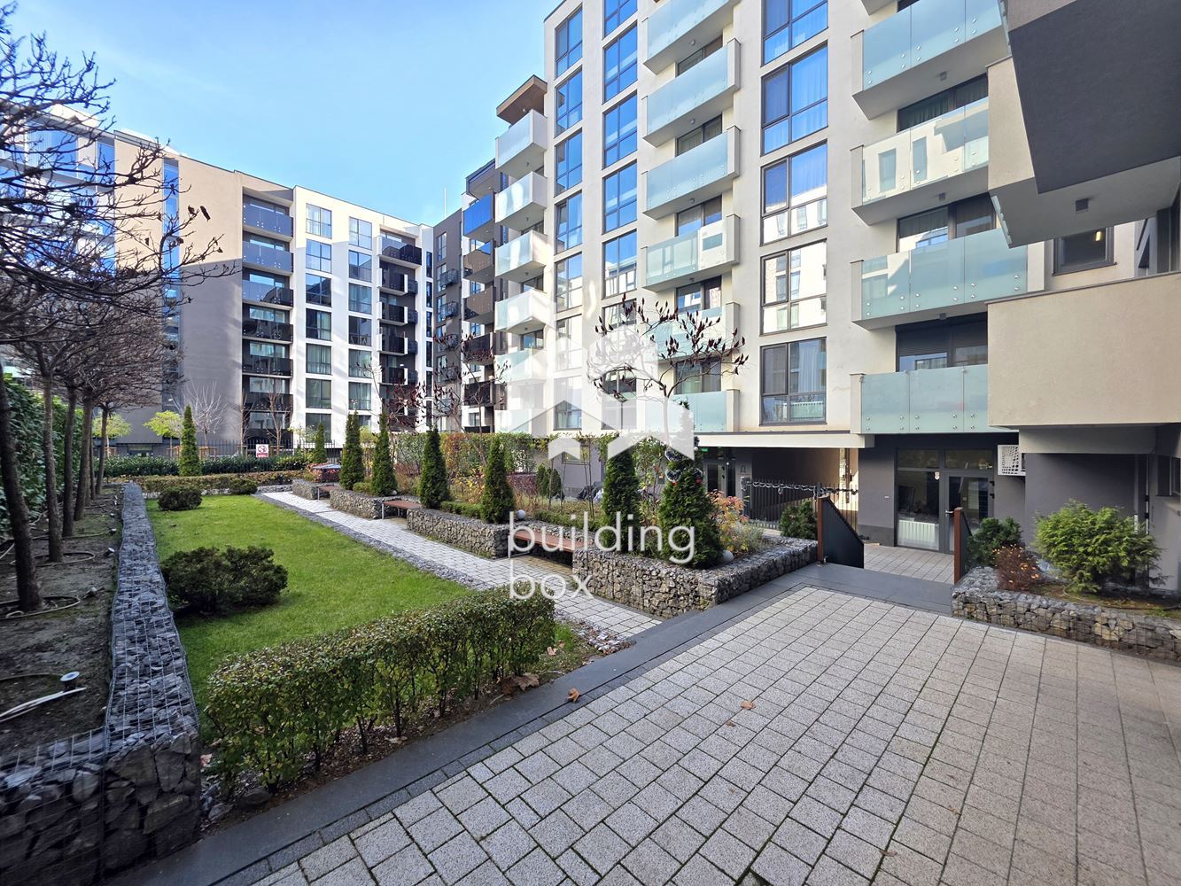 Светъл и просторен тристаен апартамент в престижна сграда в квартал Изгрев - 0