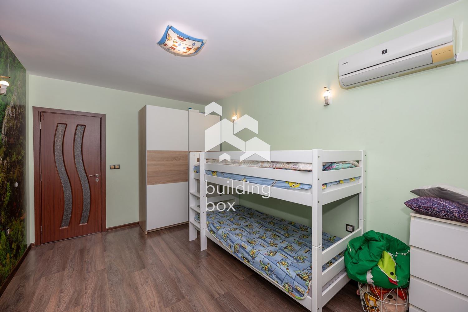 Тристаен обзаведен апартамент с акт 16 - 0