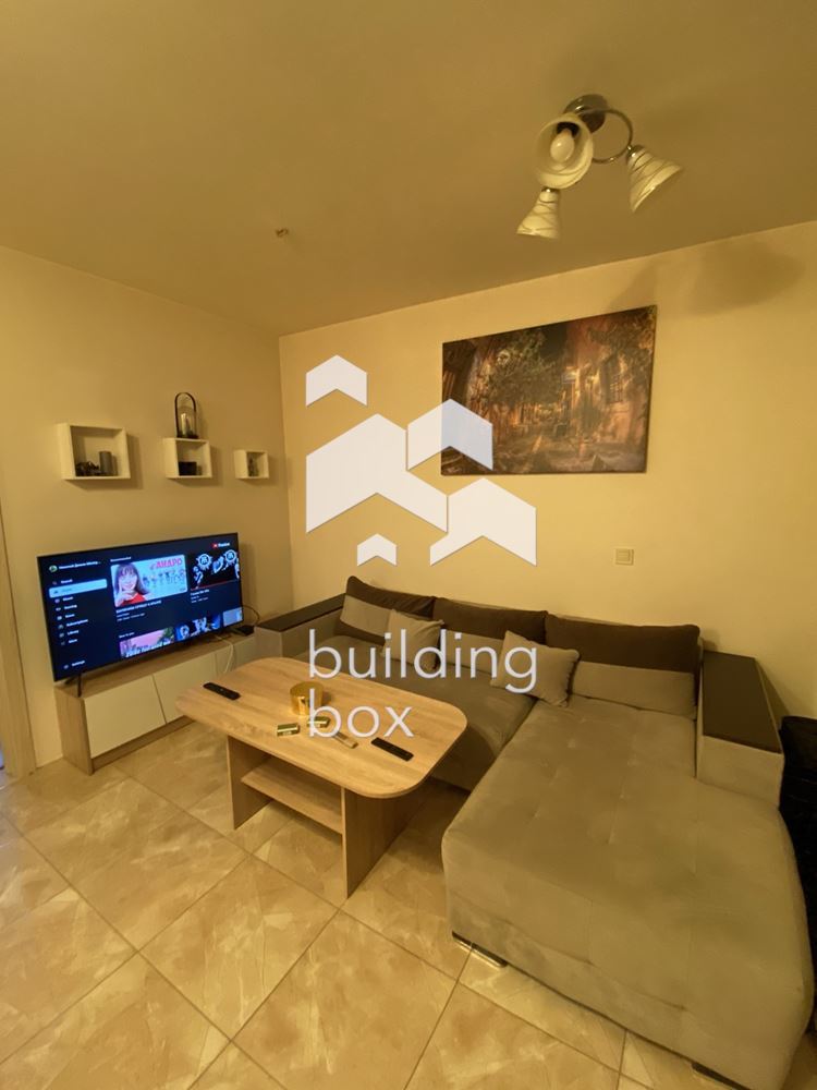 Маломерен Тристаен апартамент в Кръстова Вада