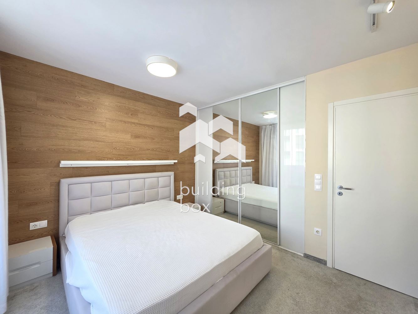 Светъл и просторен тристаен апартамент в престижна сграда в квартал Изгрев - 0