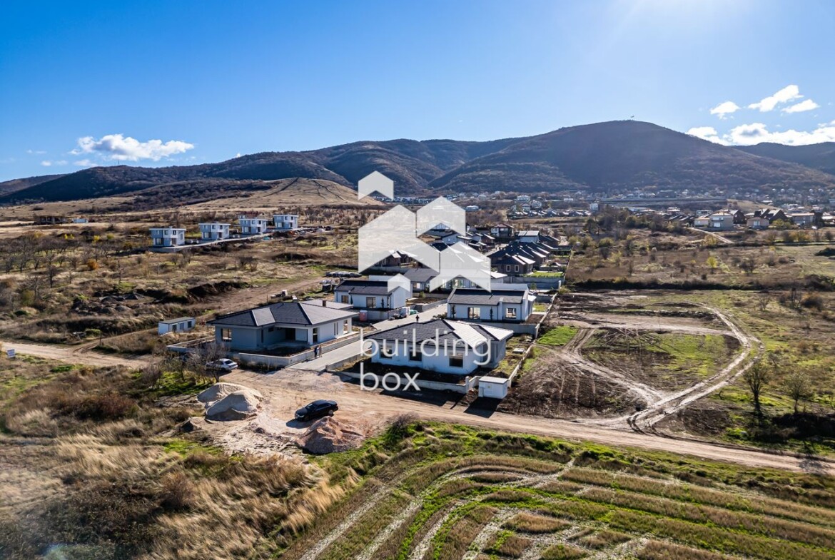 Едноетажна къща със страхотна панорама в Марково - 0