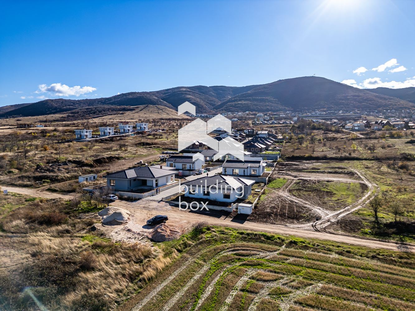 Едноетажна къща със страхотна панорама в Марково - 0