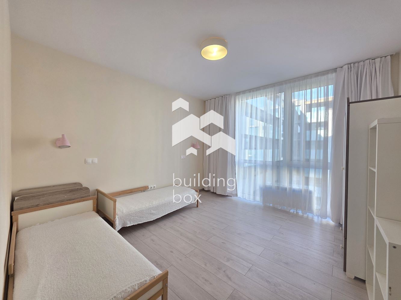 Светъл и просторен тристаен апартамент в престижна сграда в квартал Изгрев - 0