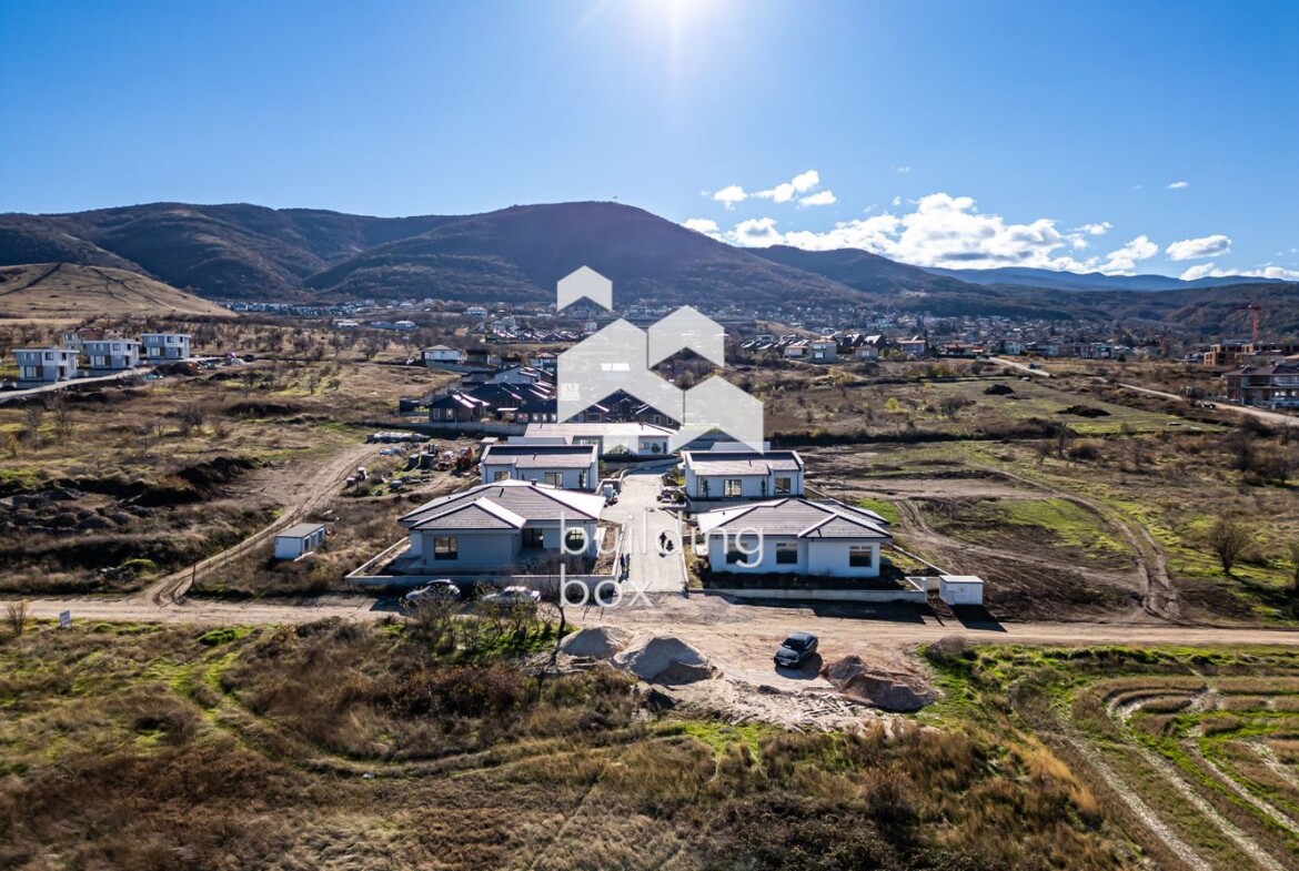 Едноетажна къща със страхотна панорама в Марково - 0