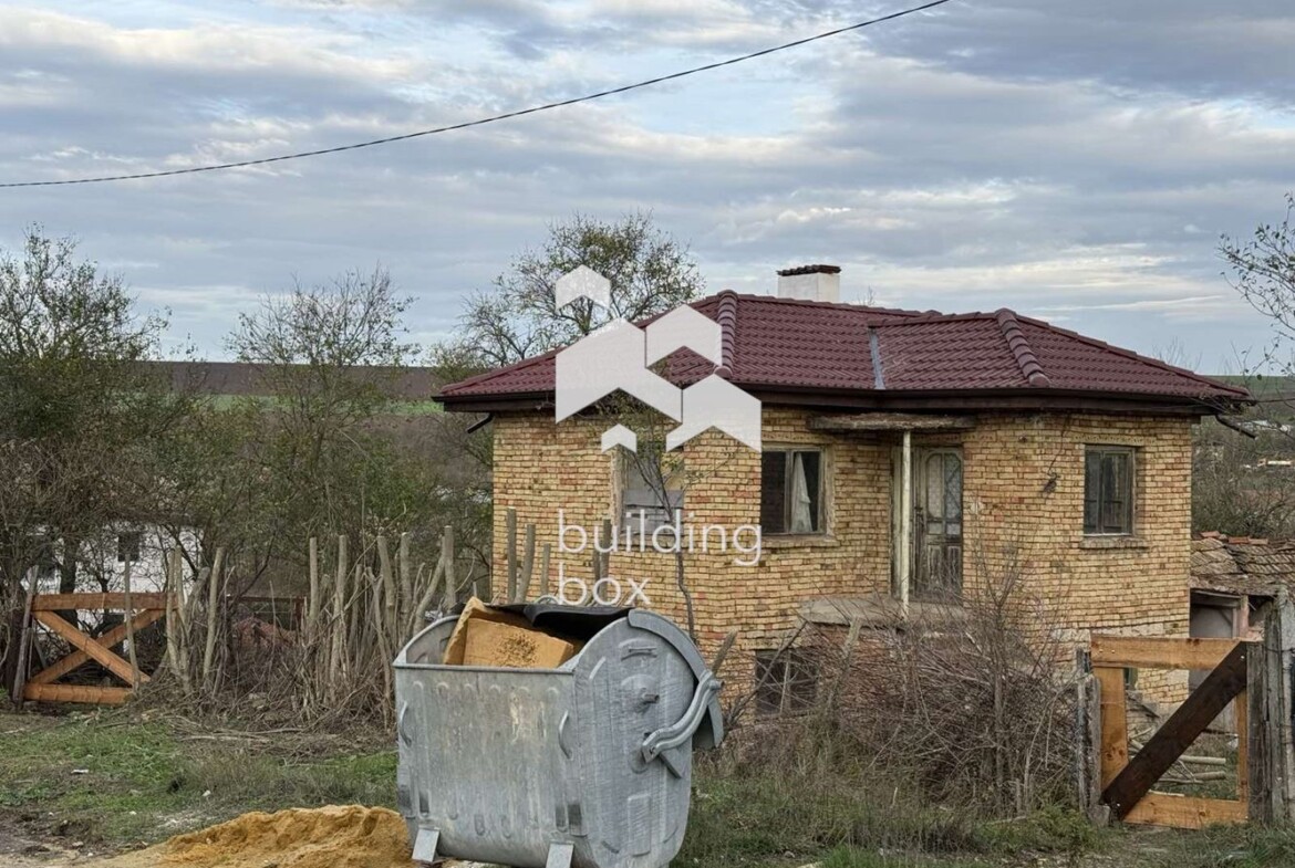 Къща на два етажа в село Войводино - 0