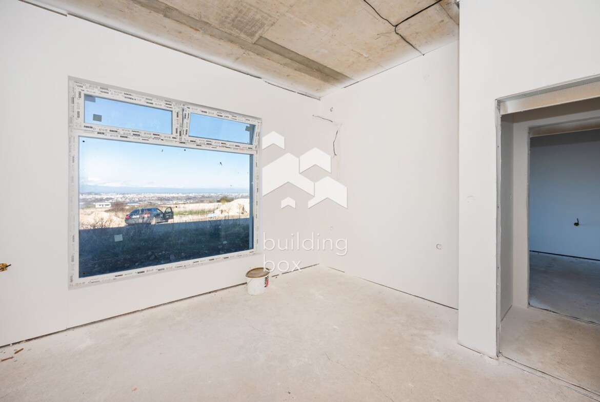 Едноетажна къща със страхотна панорама в Марково - 0