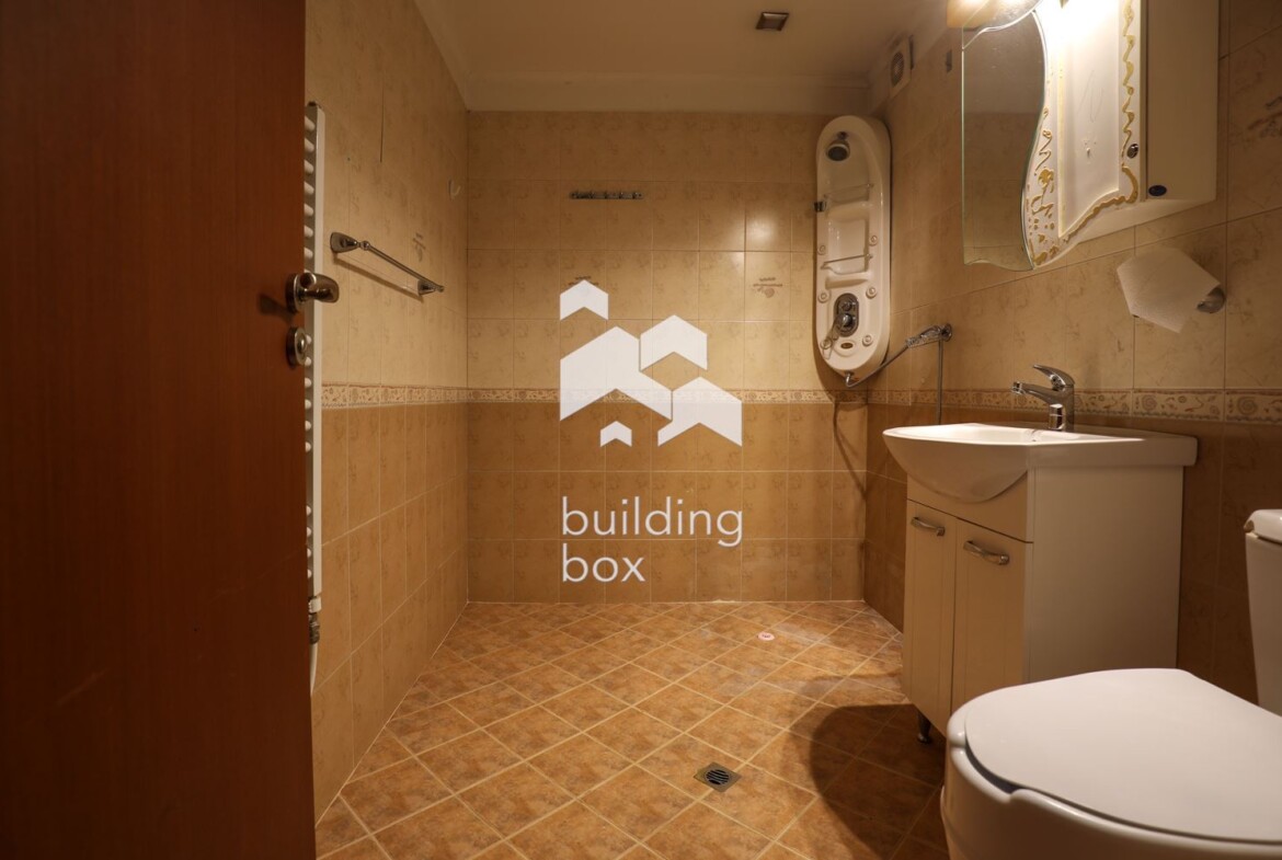 Просторен 4-стаен апартамент - 0