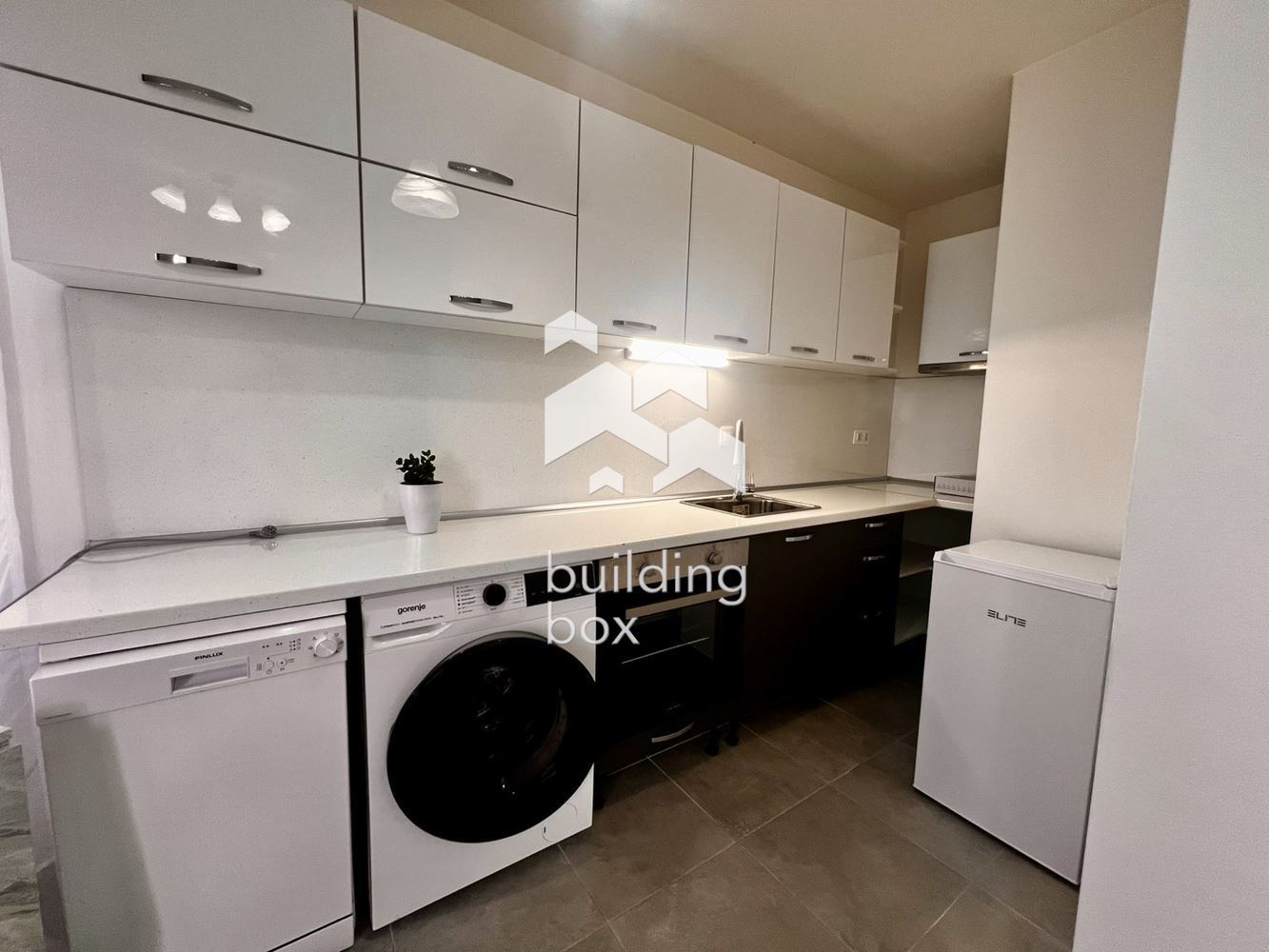 Кокетен едностаен имот, в близост до метростанция - 0