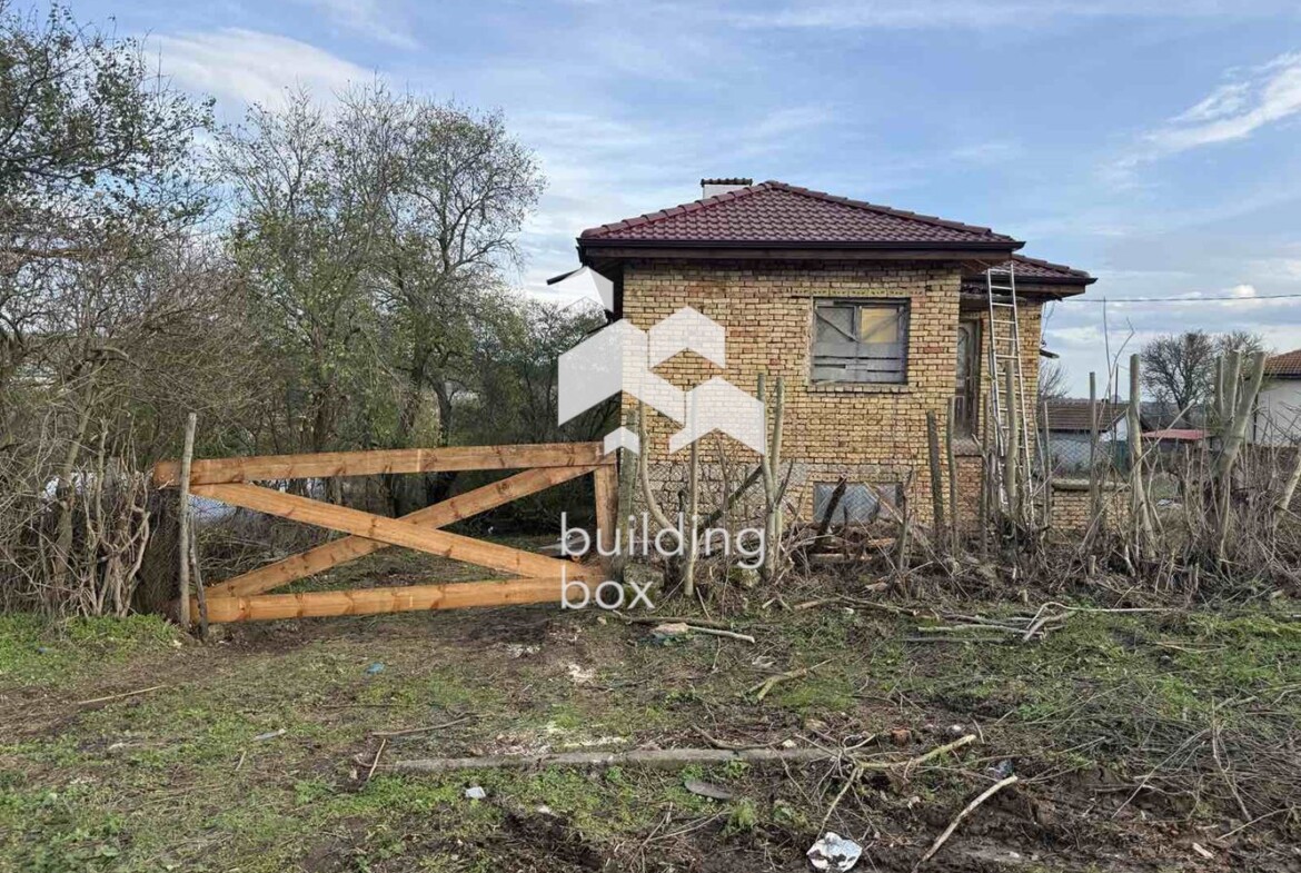 Къща на два етажа в село Войводино - 0