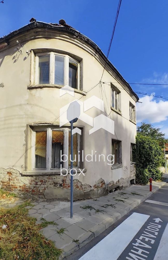 Двуетажна къща в с. Първенец