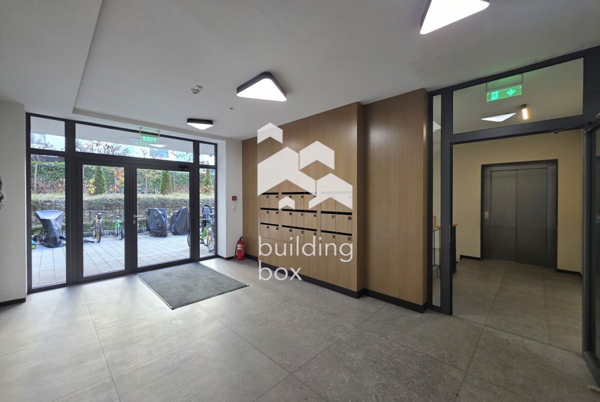 Светъл и просторен тристаен апартамент в престижна сграда в квартал Изгрев - 0