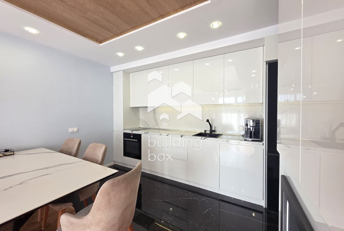 Светъл и просторен тристаен апартамент в престижна сграда в квартал Изгрев - 0