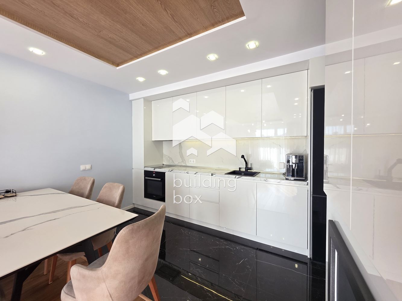 Светъл и просторен тристаен апартамент в престижна сграда в квартал Изгрев - 0