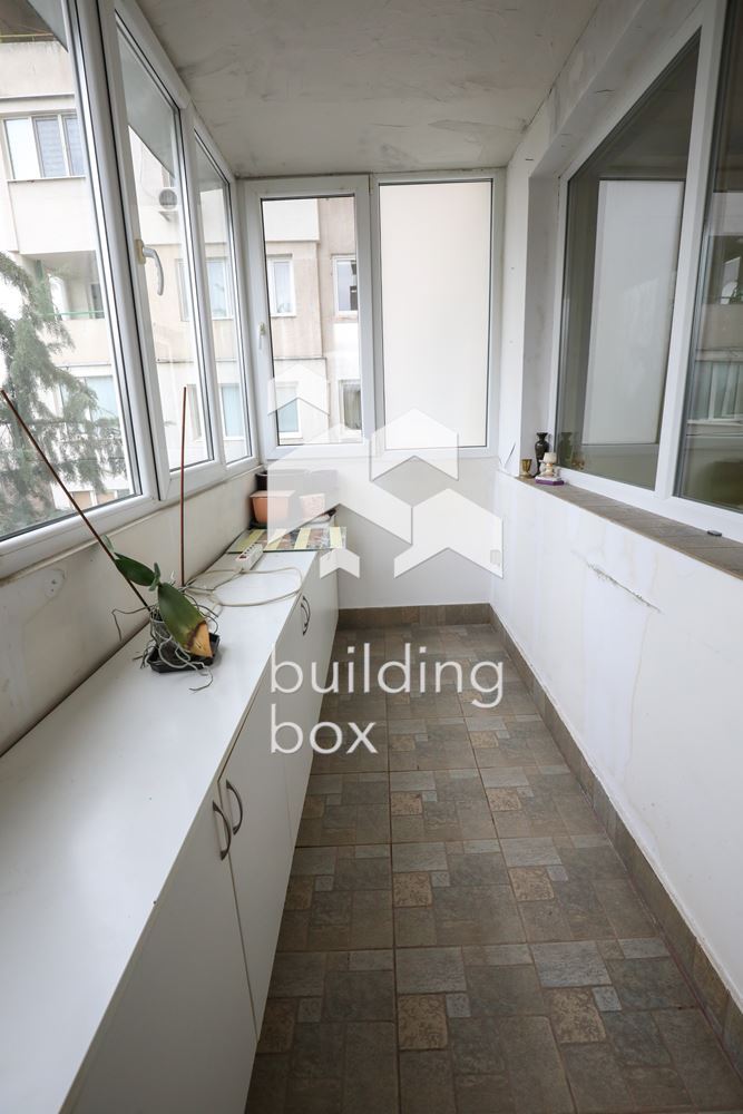 Просторен 4-стаен апартамент - 0