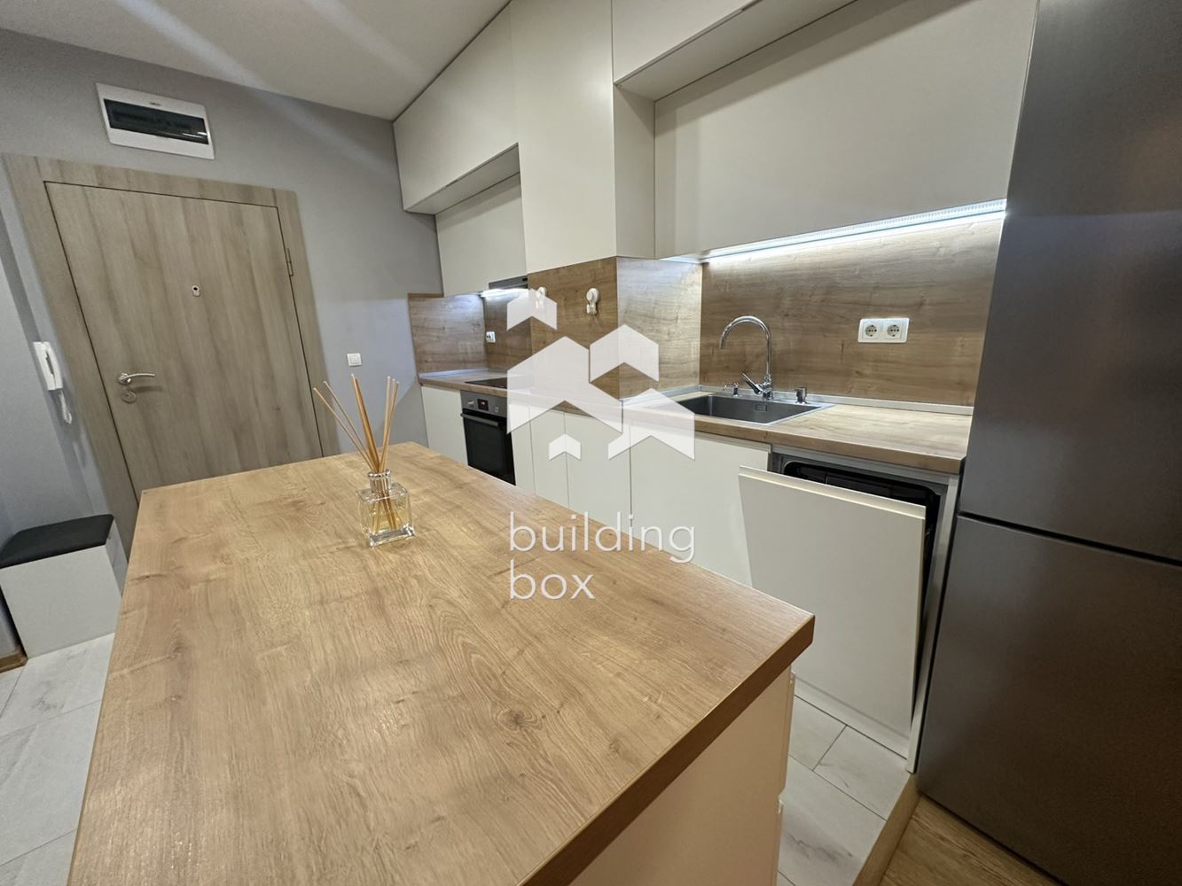 Двустаен апартамент в квартал Кръстова Вада - 0