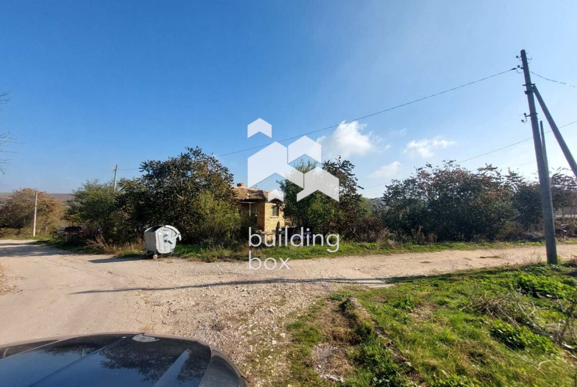 Къща на два етажа в село Войводино - 0