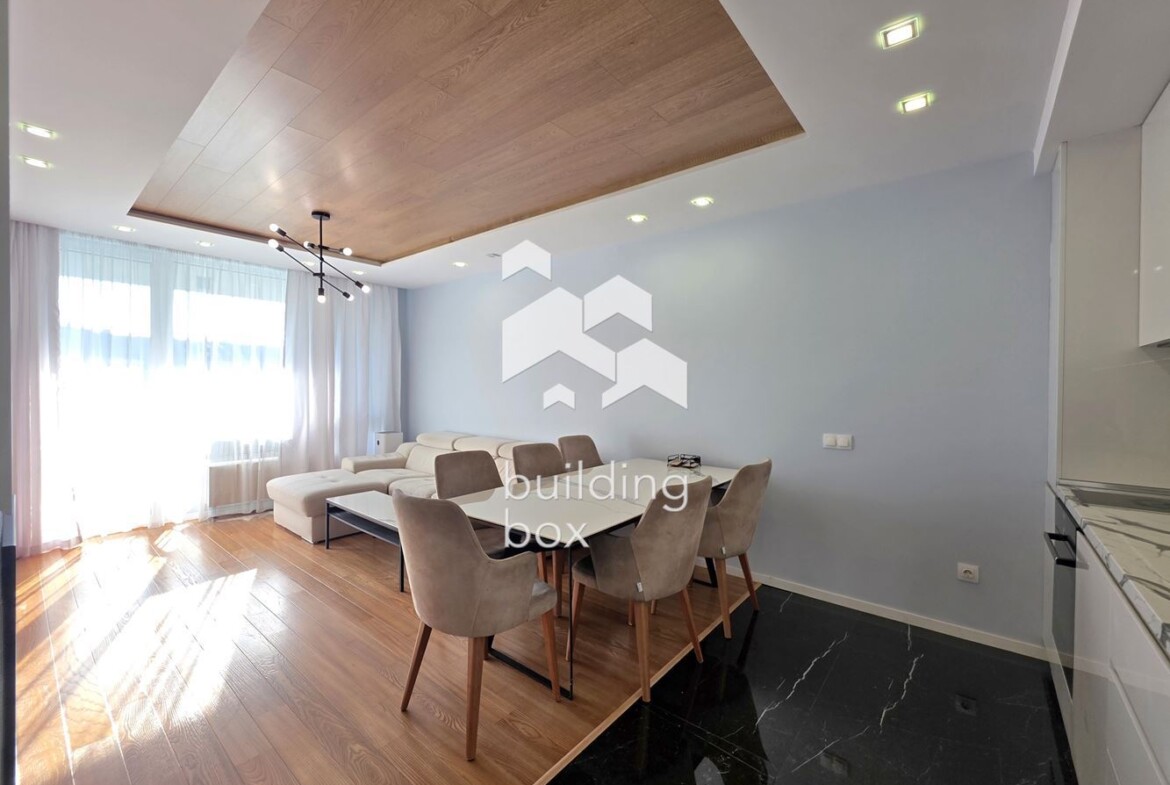 Светъл и просторен тристаен апартамент в престижна сграда в квартал Изгрев - 0