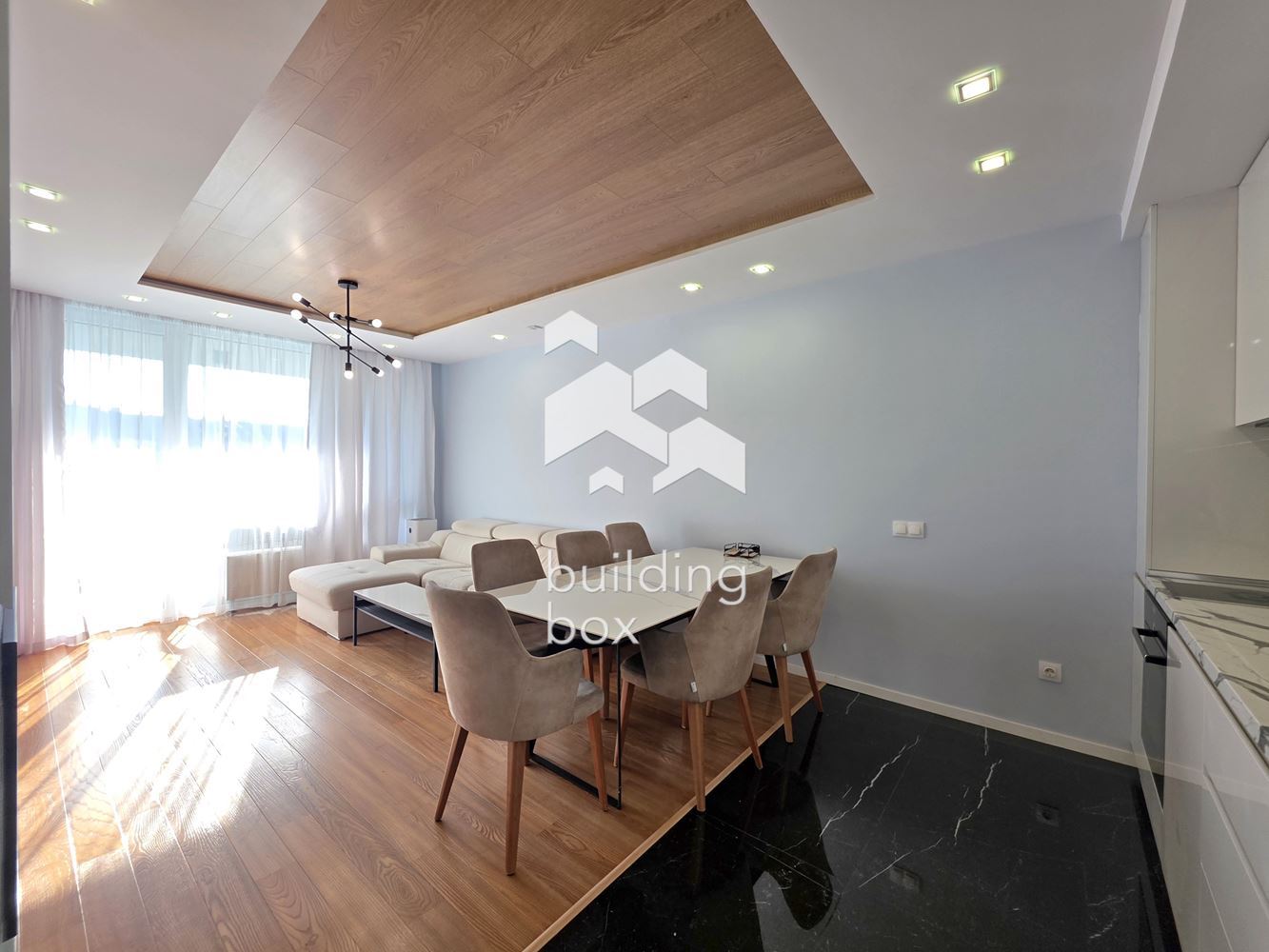 Светъл и просторен тристаен апартамент в престижна сграда в квартал Изгрев - 0