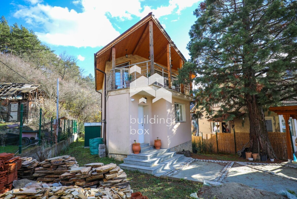 Уютна къща в с. Искрец - 0