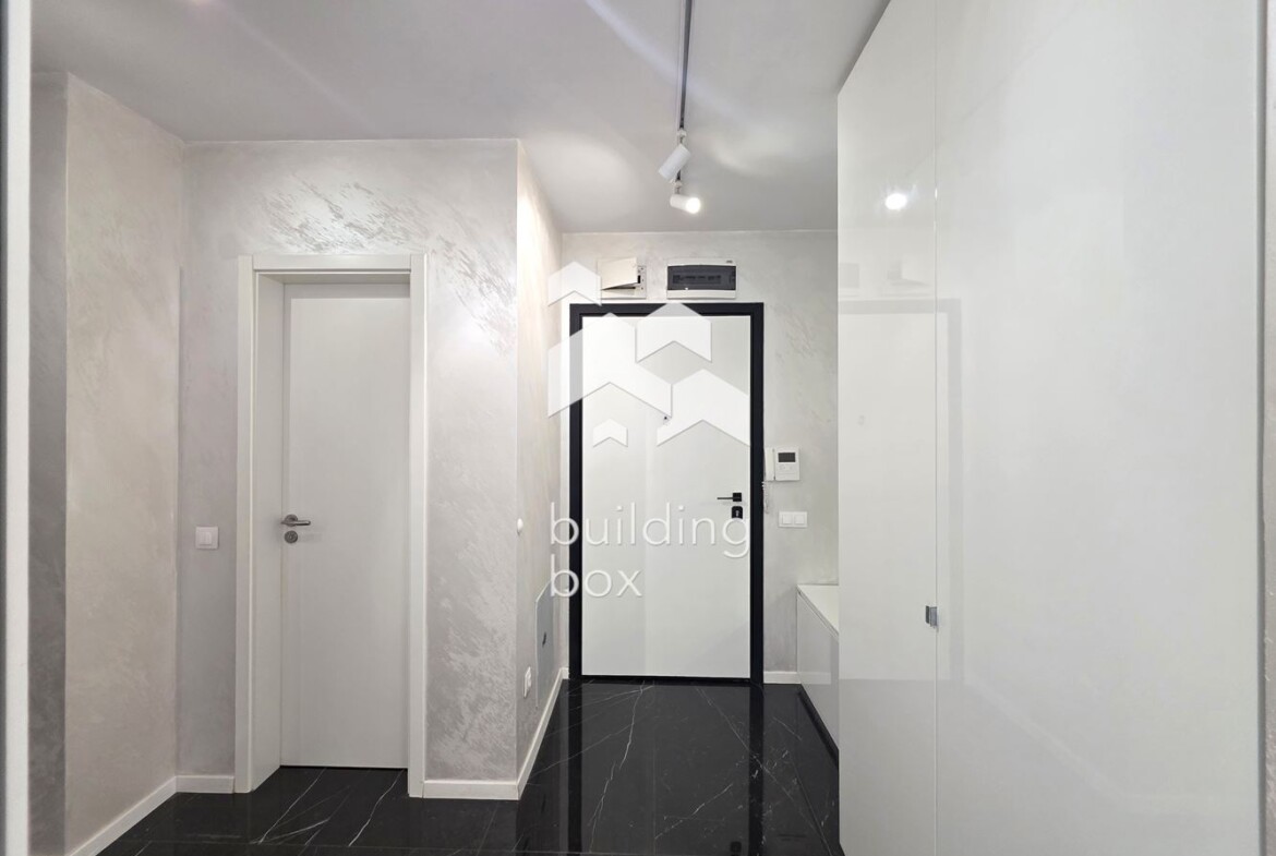 Светъл и просторен тристаен апартамент в престижна сграда в квартал Изгрев - 0