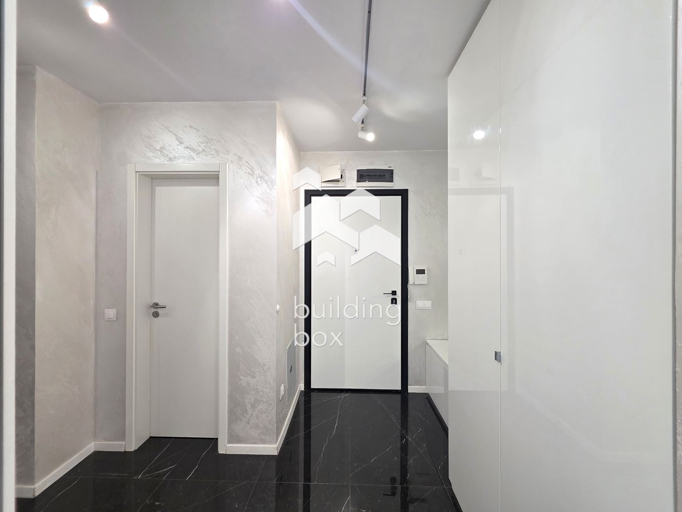 Светъл и просторен тристаен апартамент в престижна сграда в квартал Изгрев - 0