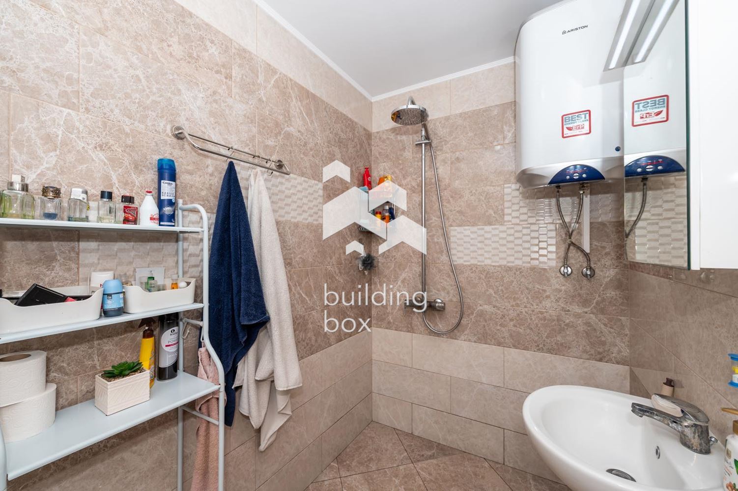 Тристаен обзаведен апартамент с акт 16 - 0