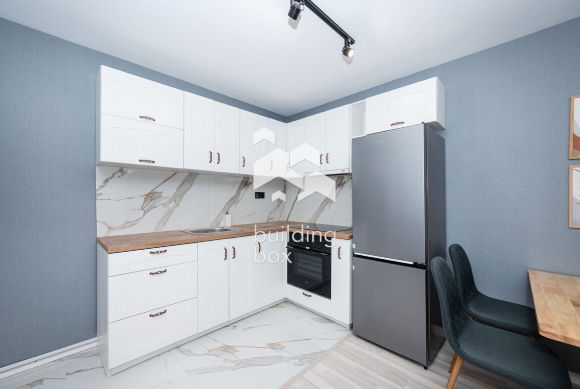 Тристаен обзаведен в малка тухлена сграда - 0