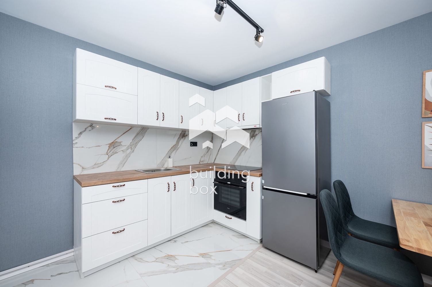 Тристаен обзаведен в малка тухлена сграда - 0