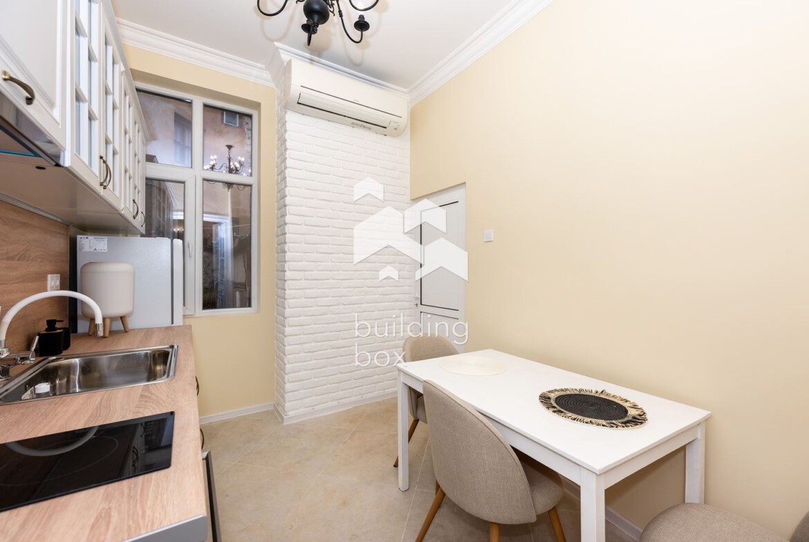 Обзаведен тристаен апартамент с гараж в р-н Централен - 0